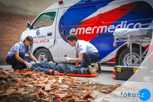 Paramédicos atendiendo emergencia junto a ambulancia - Producción de banco de imágenes corporativo para sector salud